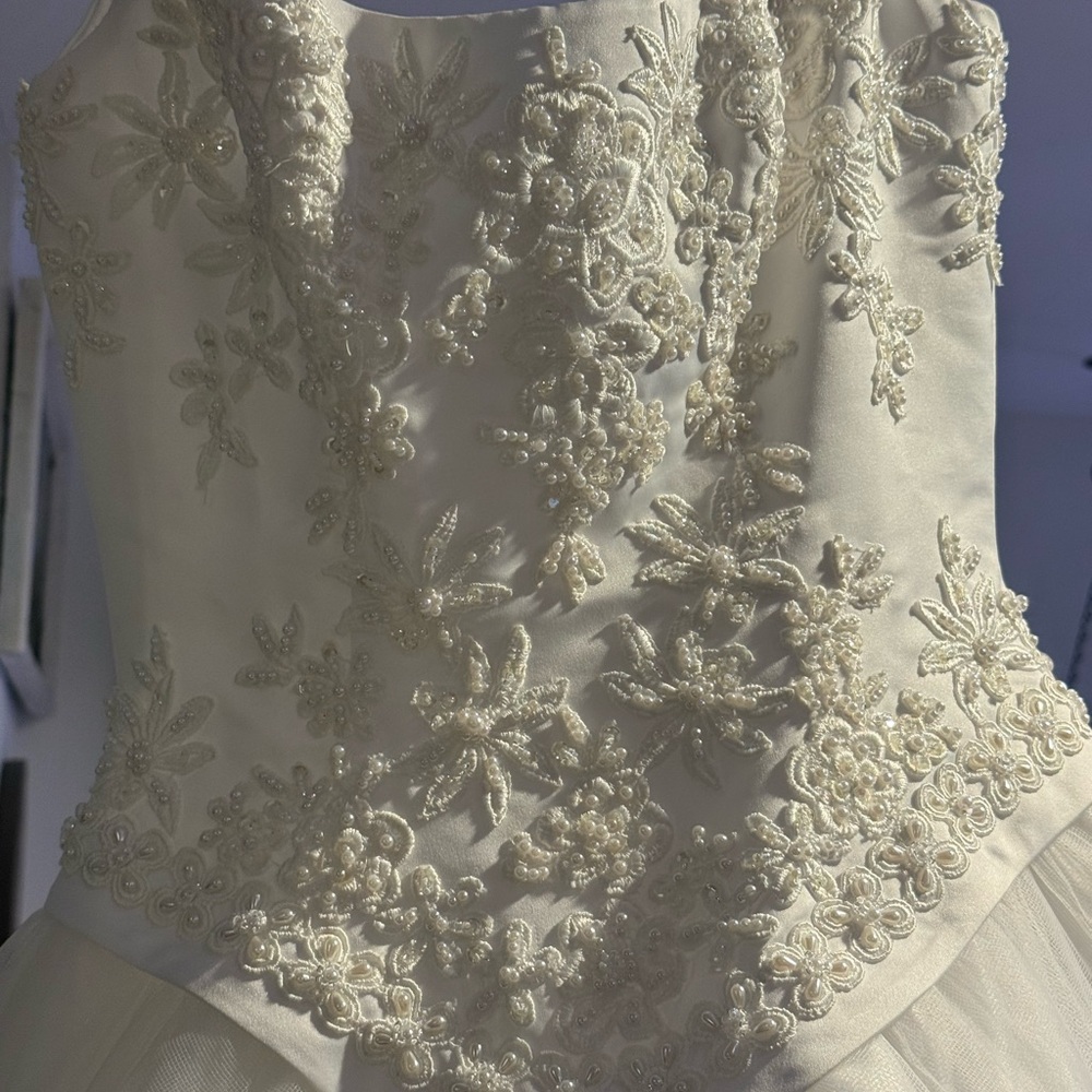Vintage, White Sleeveless Wedding Gown with beaded bodice and full tulle skirt - Picture 8 of 16